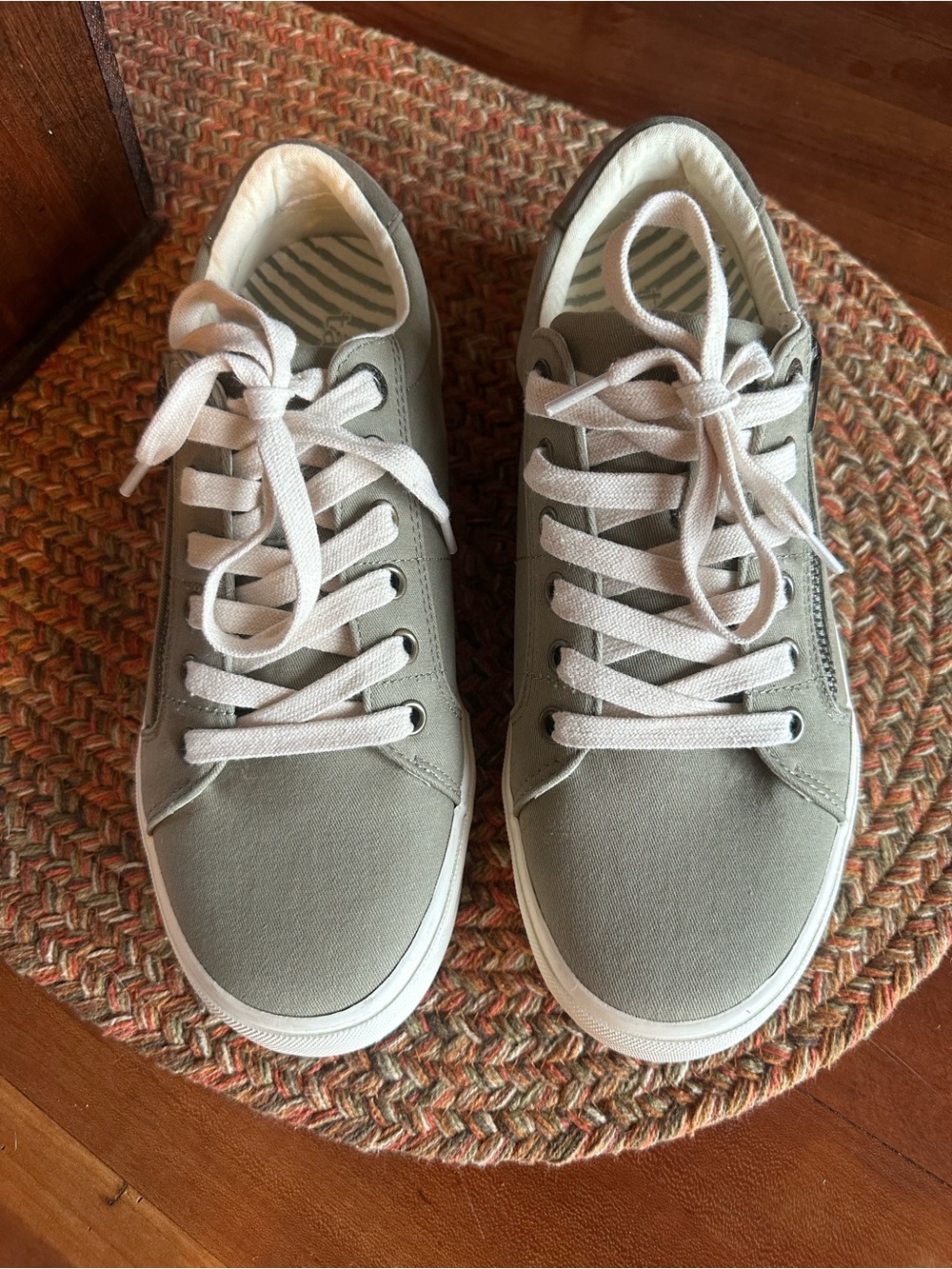 Women’s Taos size 8 Canvas Sneakers in Light Olive Green
